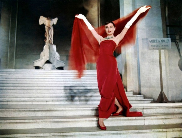 La película es un producto eminentemente comercial, rodado a mayor gloria de la Hepburn, aprovechando el tirón que tenía en esos momentos en las pantallas.