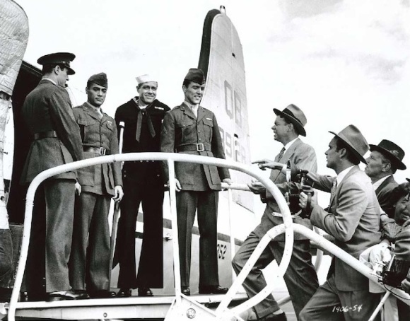 En la película del 61, vemos a los tres héroes descender de una avión en su gira propagandística.